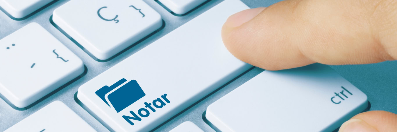 Eine Hand drückt auf einer Tastatur die Eingabetaste mit einem blauen Aktenordner-Symbol und dem Schriftzug Notar.