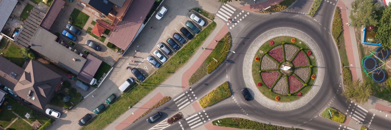 Luftaufnahme eines Kreisverkehrs mit Blumenbeet.